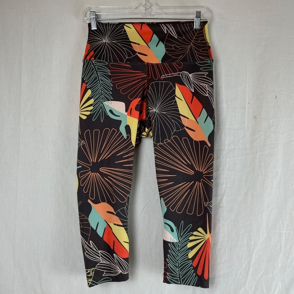 NOBULL High-Rise Crop Leggings in Oasis Floral print - Picture 7 of 12